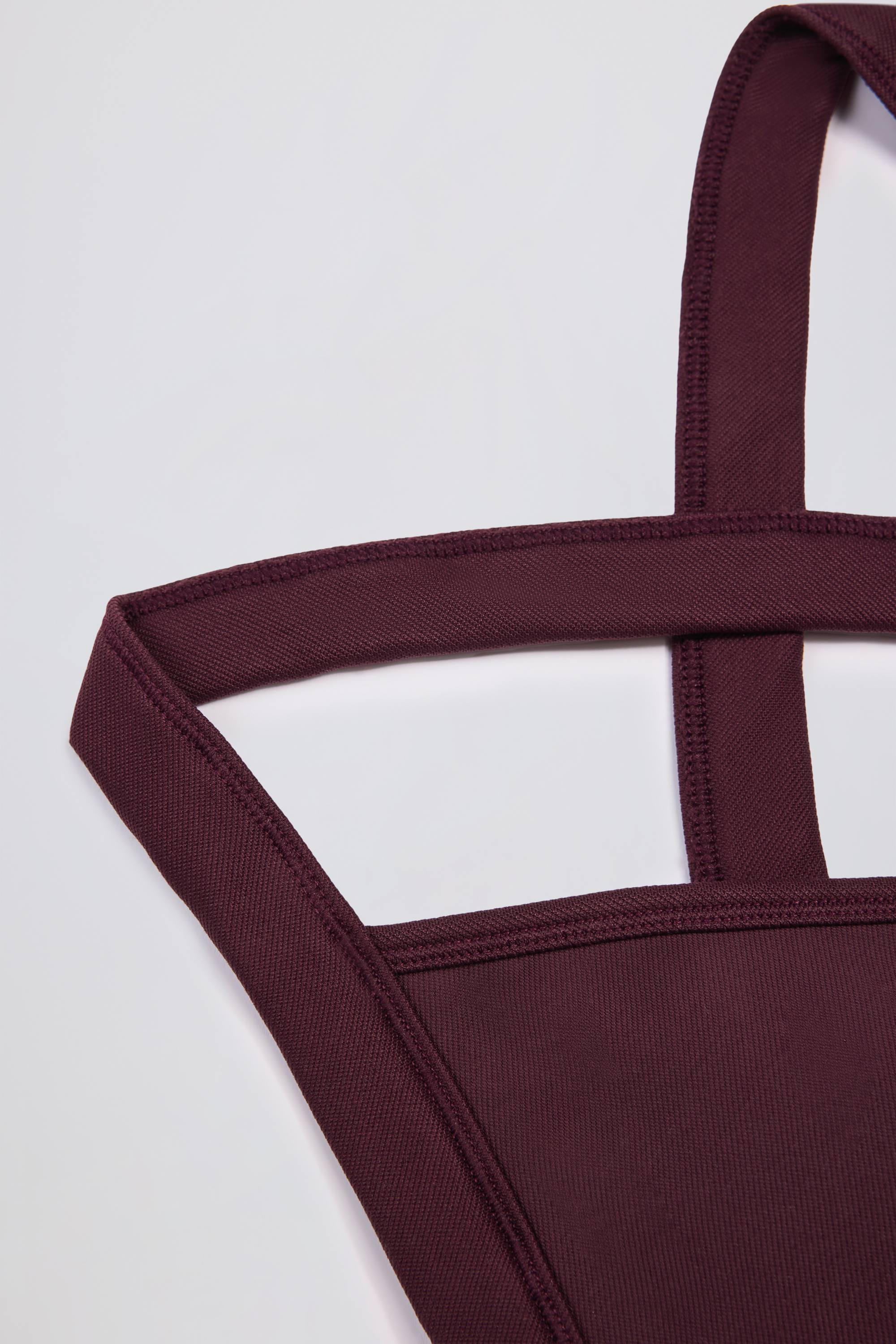 Super Sculpt Seamless Crossback Sports Bra in Burgundy