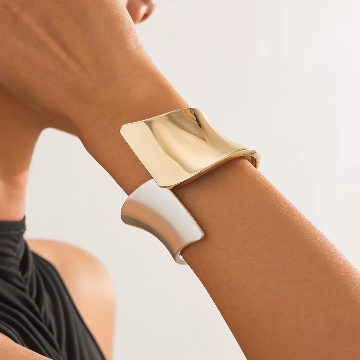 Gzixy | Irregular Geometric Spring Metal Bracelet for Women – Modern Fashion Accessory